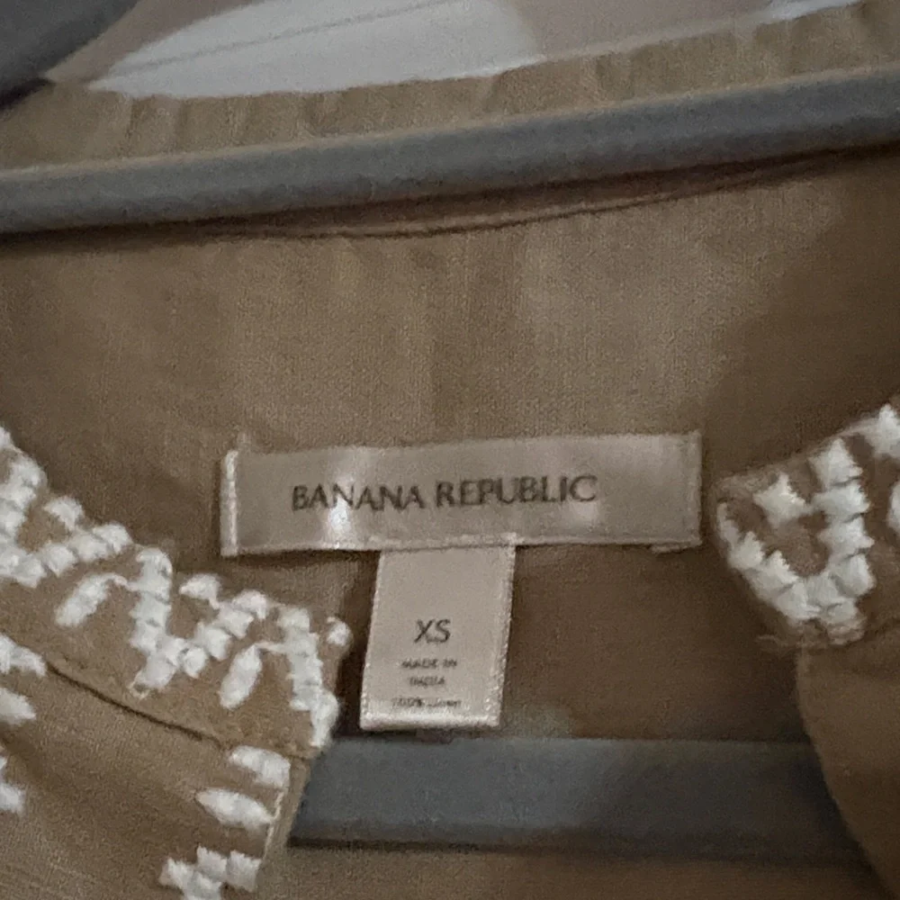 Banana Republic Tan dress NWOT with White Embroidery - Picture 2 of 5